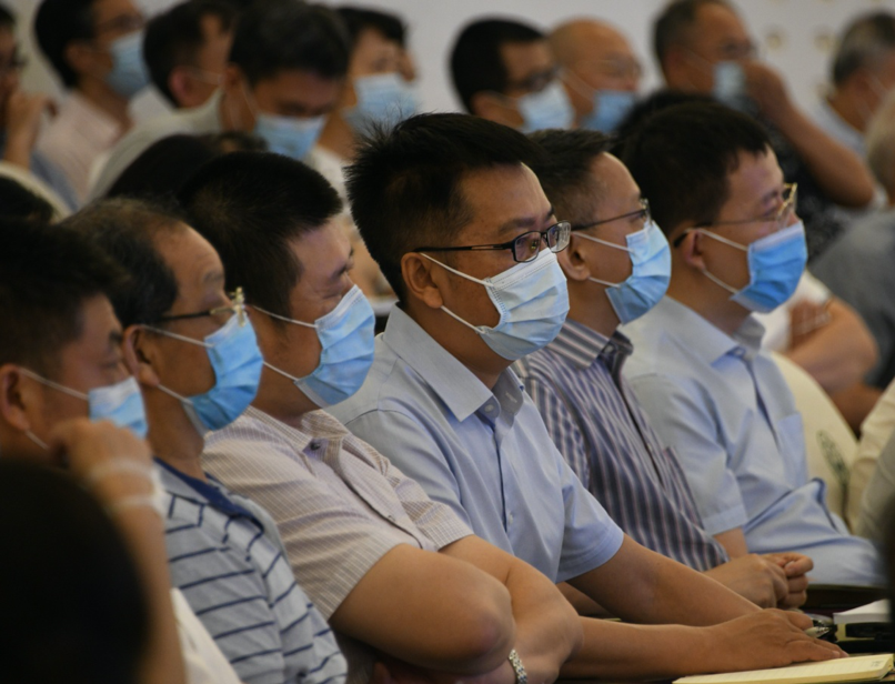 与会人员认真聆听报告