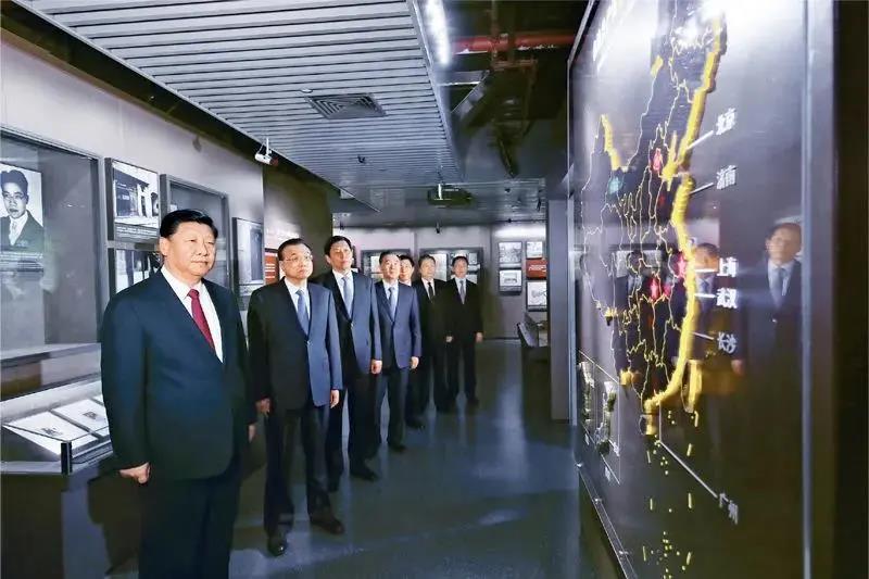 2017年10月31日，中共中央总书记、国家主席、中央军委主席习近平带领中共中央政治局常委李克强、栗战书、汪洋、王沪宁、赵乐际、韩正，瞻仰上海中共一大会址和浙江嘉兴南湖红船。这是31日上午，习近平等在上海中共一大会址纪念馆参观。新华社记者 兰红光/摄