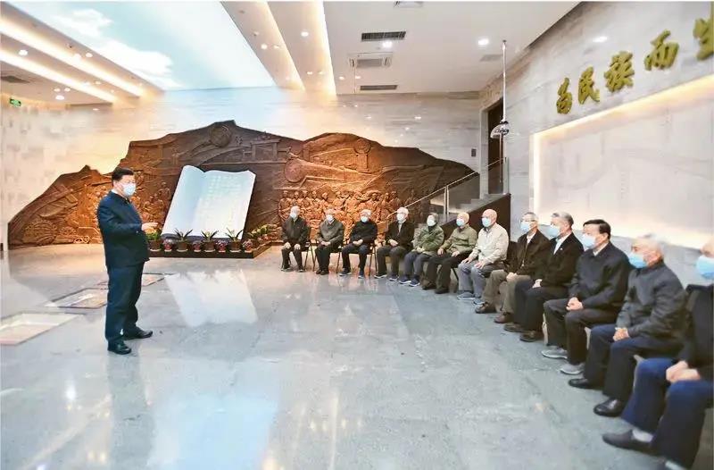 2020年4月20日至23日，中共中央总书记、国家主席、中央军委主席习近平在陕西考察。这是4月22日，习近平在西安交通大学交大西迁博物馆亲切会见西迁老教授。新华社记者 谢环驰/摄