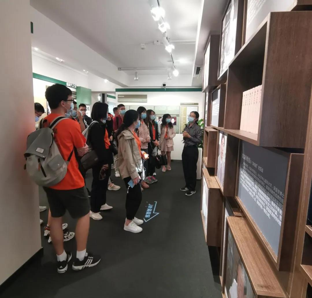 院系学生参观校史陈列馆 （来源：文献与文化遗产管理部）