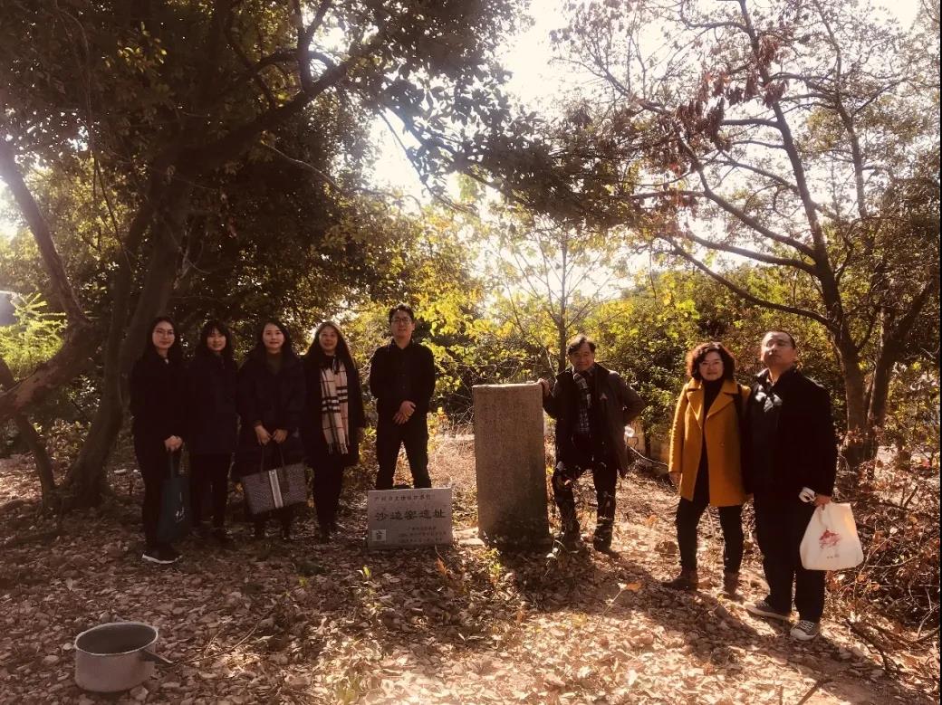 考察人员在沙边窑遗址合影