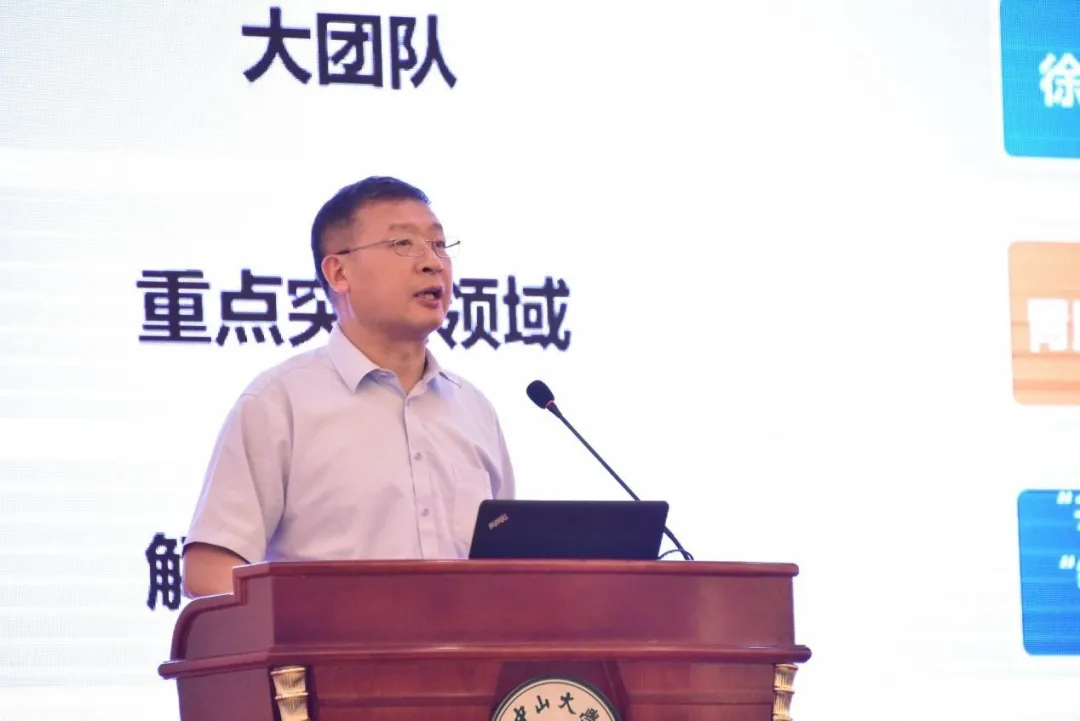 肿瘤防治中心主任徐瑞华作报告
