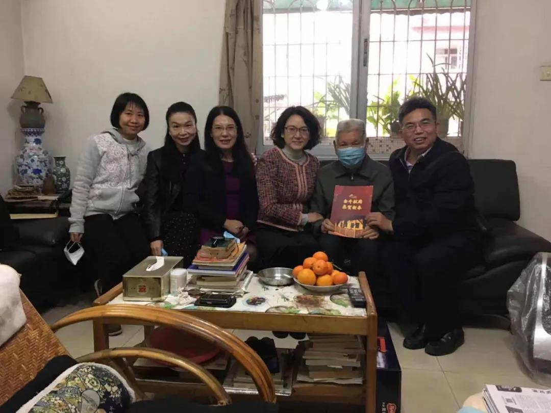 看望图书馆离休干部王枫老馆长