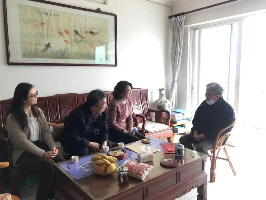 看望北校园图书馆罗公发老馆长