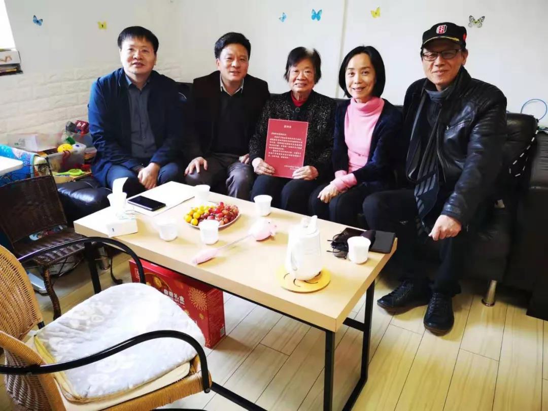 看望档案馆何惠联老馆长