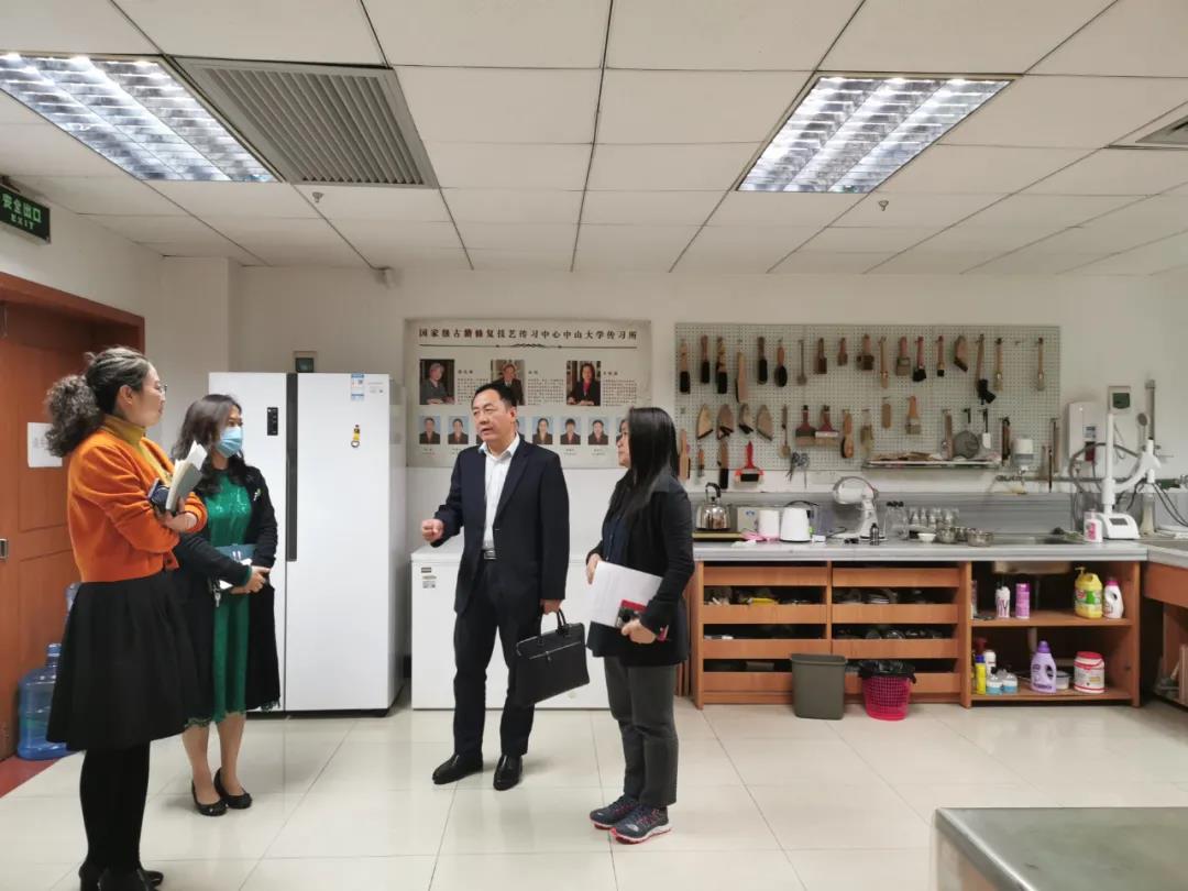 王主任一行调研南校园图书馆国家级古籍修复中心