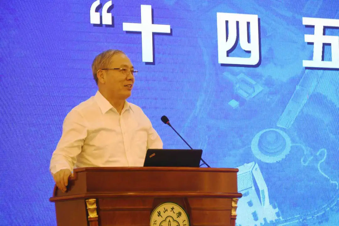 罗俊校长主持会议
