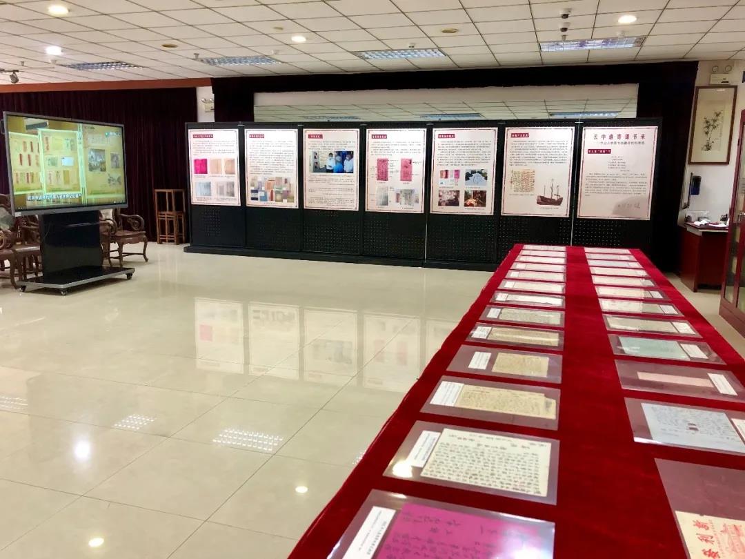 图书馆四楼特藏厅的侨批展览现场