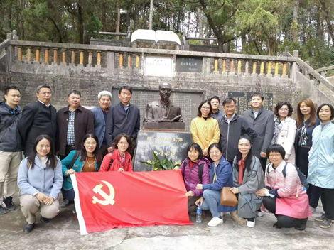 在陈心陶纪念地向陈教授雕像敬献鲜花并合影