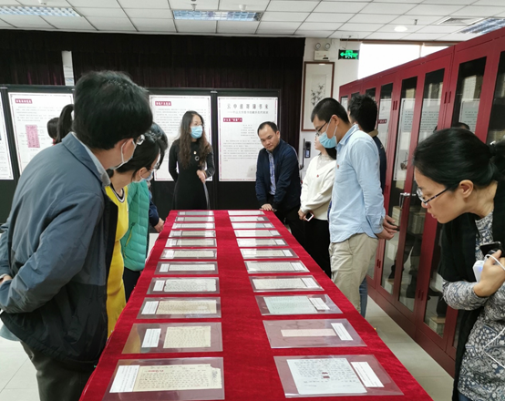 图书馆南校园第一党支部党员阅读研讨侨批批信